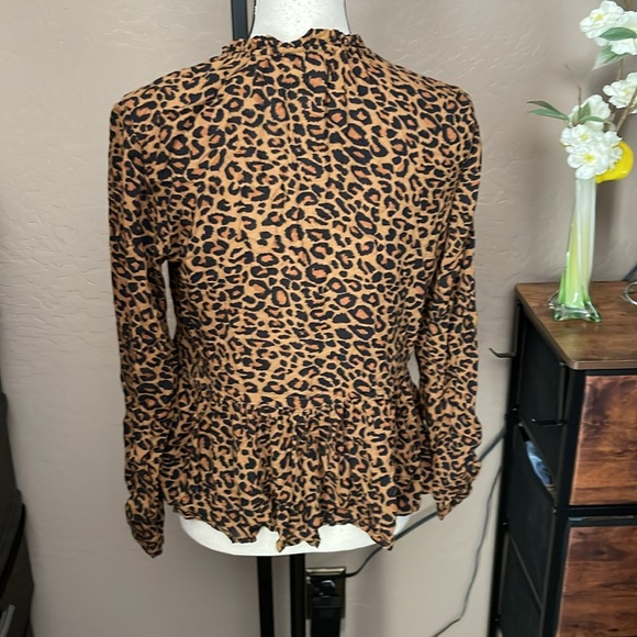 Super fun Time and Tru Animal Print Blouse - Picture 5 of 7